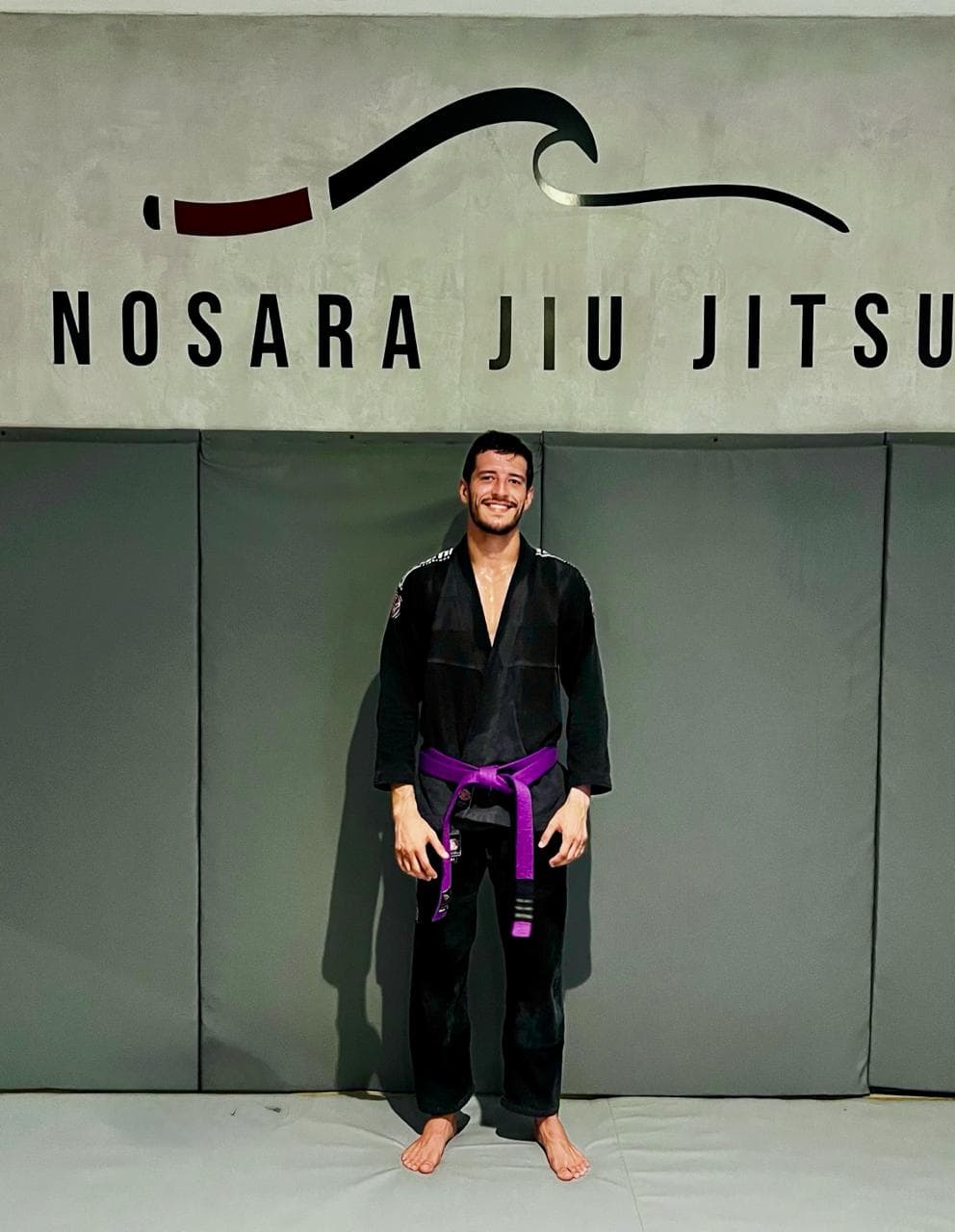 Josue Figueroa, fundador de MatTracker, con kimono negro y cinturón morado sobre el tatami